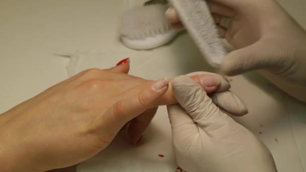 Cuidado de uñas manicura en un salón de belleza — Vídeos de Stock