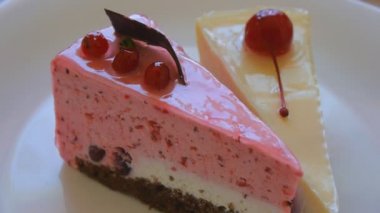 Kızılcık pasta ve vişneli cheesecake
