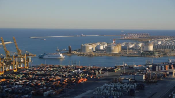 Luchtfoto van de haven van Barcelona — Stockvideo