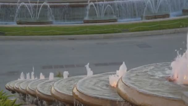 Fontein stralen op Montjuic — Stockvideo