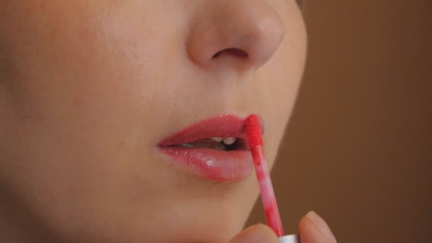 Söt flicka målar läpparna — Stockvideo