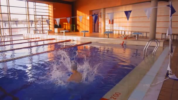 Jovem grávida pulando na piscina enquanto está de pé — Vídeo de Stock