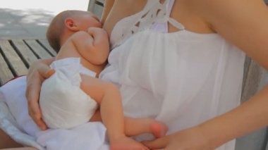Genç anne emzirme yeni doğan bebek kız