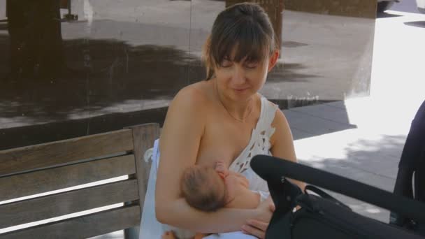 Кормление новорожденного грудью на открытом воздухе — стоковое видео