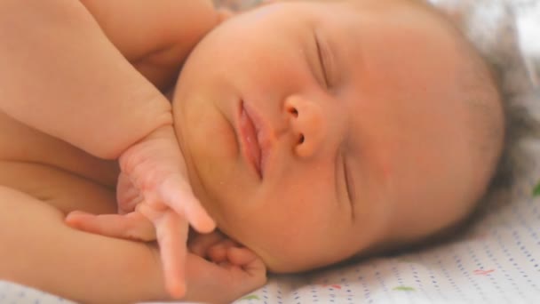 Pasgeboren babymeisje uitrekken zich tijdens het slapen — Stockvideo