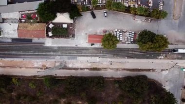 Banliyö treninin üstündeki hava uçuşu..