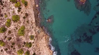 Kayalık deniz kıyısından manzarayı izle.