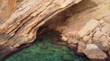 Kayalık deniz kıyısının havadan görünüşü.