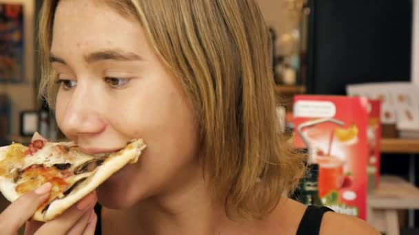 Mädchen isst Pizza — Stockvideo