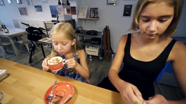 Zwei Mädchen im Café — Stockvideo