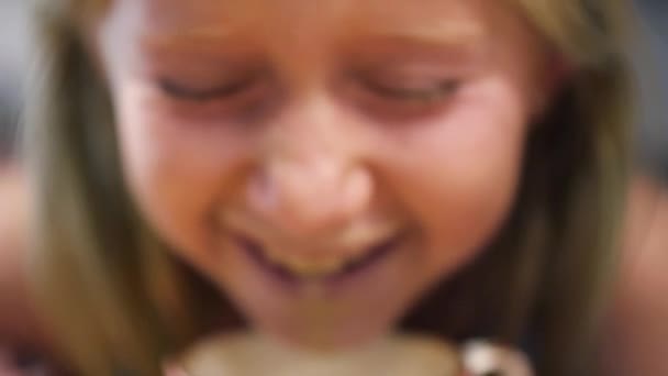 Девушка в кафе — стоковое видео