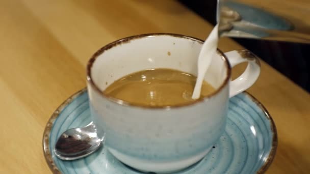Verter leche en el café — Vídeo de stock