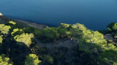 Dağlarda yürüyüş yapan bir kadın