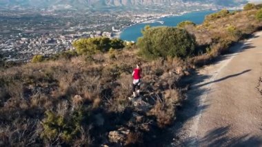 Dağlarda yürüyüş yapan bir kadın