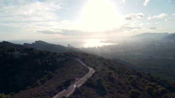 Pohled na hory a přímořské město. — Stock video
