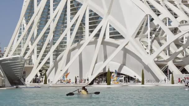 VALENCIA, SPANIEN - 29 juli 2019: Personer i fritidsbåtar rodd i en grund pool i City of Arts and Sciences i Valencia. — Stockvideo