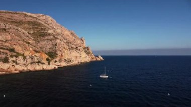 Deniz koyundaki iki küçük teknenin hava görüntüsü.