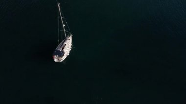 Deniz limanındaki yatın hava görüntüsü.
