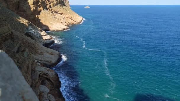 Côté haute mer rocheuse. falaise de couleur terre cuite. — Video
