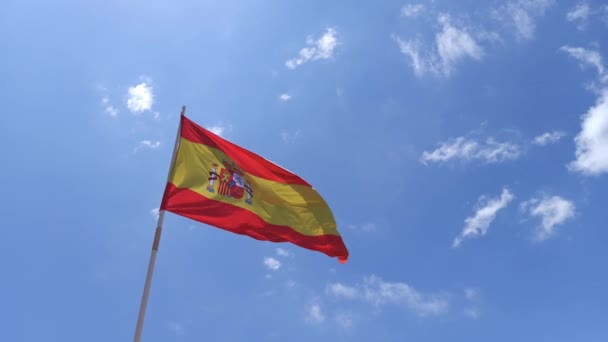 Acenando bandeira da Espanha contra o céu. — Vídeo de Stock