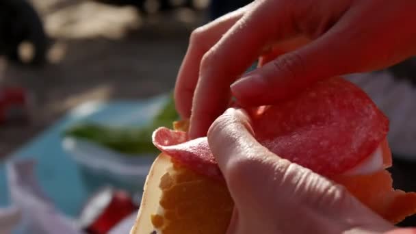 Preparación de un sándwich al aire libre. — Vídeos de Stock