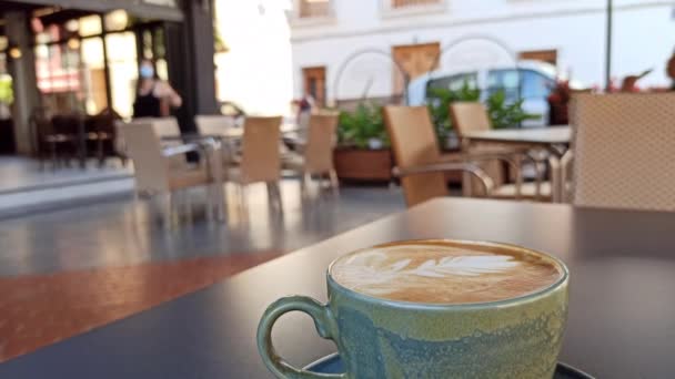 Kaffeetrinken im Morgencafé. — Stockvideo