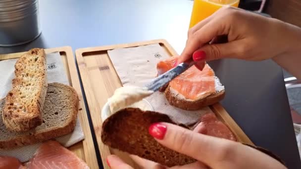 Frau frühstückt gesund im Café. — Stockvideo