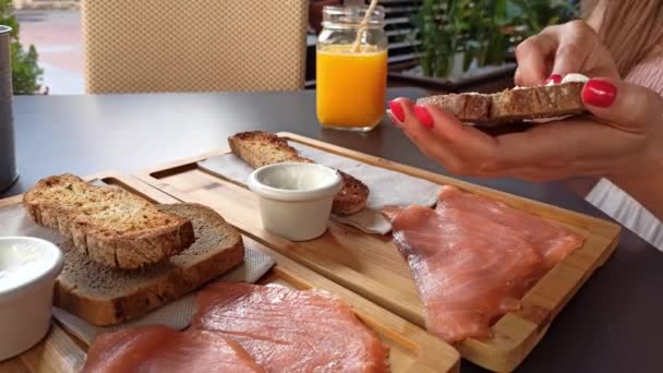 Femme prenant un petit déjeuner sain dans un café. — Video