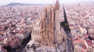 Gökyüzünden Sagrada Familia 'nın görüntüsü.