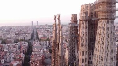 Gökyüzünden Sagrada Familia 'nın görüntüsü.