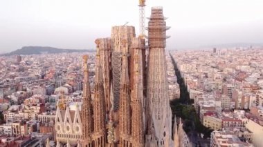 Gökyüzünden Sagrada Familia 'nın görüntüsü.