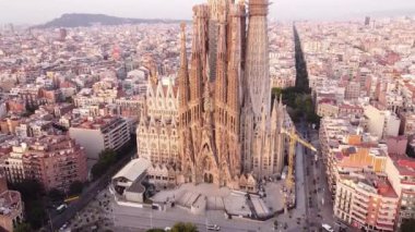Gökyüzünden Sagrada Familia 'nın görüntüsü.