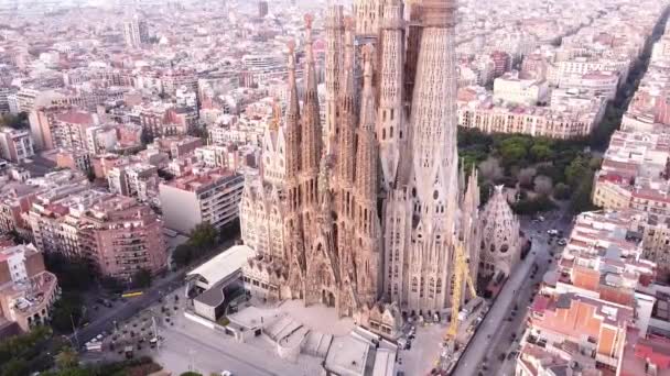 Pohled na katedrálu Sagrada Familia ze vzduchu. — Stock video