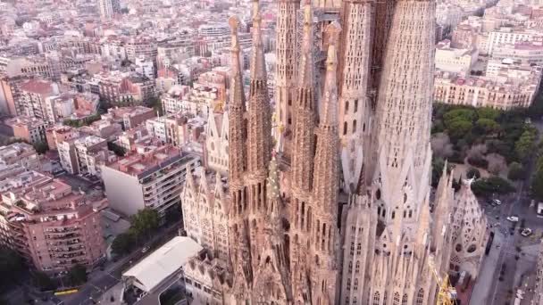 Utsikt över Sagrada Familia från luften. — Stockvideo