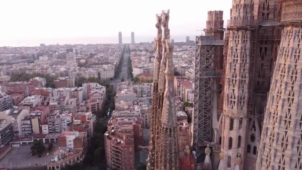 Utsikt över Sagrada Familia från luften. — Stockvideo