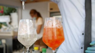 Alkol buzlu bir bardakta akıyor..