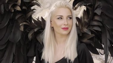 Kanatlı bir melek suretinde kadın model.