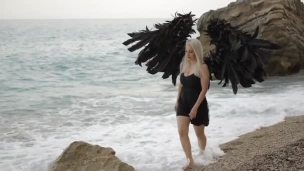 Kvinnlig modell i bilden av en ängel med vingar — Stockvideo