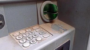 Kirli bozuk ATM 'ye yakın çekim.