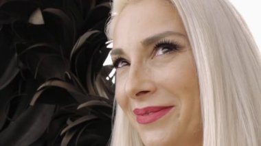 Kanatlı bir melek suretinde kadın model.