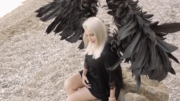 Modelo femenino en la imagen de un ángel con alas — Vídeos de Stock