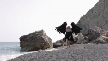Kanatlı bir melek suretinde kadın model.