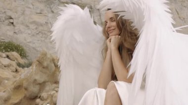 Kanatlı bir melek suretinde kadın model.