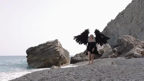 Kvinnlig modell i bilden av en ängel med vingar — Stockvideo