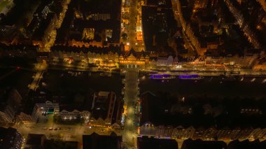Polonya 'daki Gdansk Eski Kasabası' nın hava görüntüsü Motlawa Nehri, Zuraw vinci, Long Market ve Green Gate, mavi ışıklı tur tekneleri ve sıcak kehribar konakları gösteriyor..
