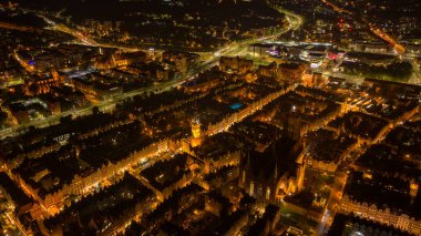 Gdansk Eski Kasabası 'nın gece anteninde St Marys Kilisesi, Long Market, Motlawa rıhtımı ve ortaçağ Turnası yer alıyor..