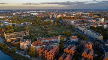 Polonya 'nın Gdansk kentinin havadan görünüşü, Eski Şehir cephesi, St. Marys Kilisesi, ve Motlawa Nehri' nin ortaçağ turnası sıcak, uzun gölgeler, yüksek açı.