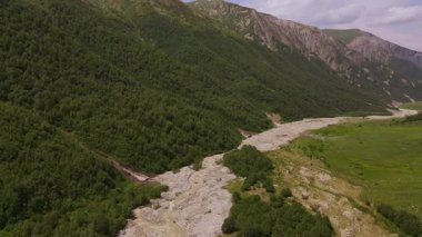 Havadan bakıldığında Yukarı Svaneti, Gürcistan 'da, Mestia ve Ushguli arasında örülmüş bir nehir görünüyor. Orman vadisinin, kayalık yamaçların, dağlık çayırların ve taşkın ovalarının üzerinden geçiyor.