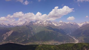 Gürcistan 'ın kuzeybatısındaki Svaneti üzerindeki hava manzarası Mestia' nın örülmüş bir buzul nehri, küçük bir pist, dağlık çayırlar, teraslar ve hareket eden bulutların altındaki sivri tepeler olduğunu gösteriyor..