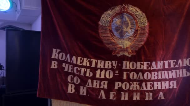 Советский флаг, символ коммунизма — стоковое видео